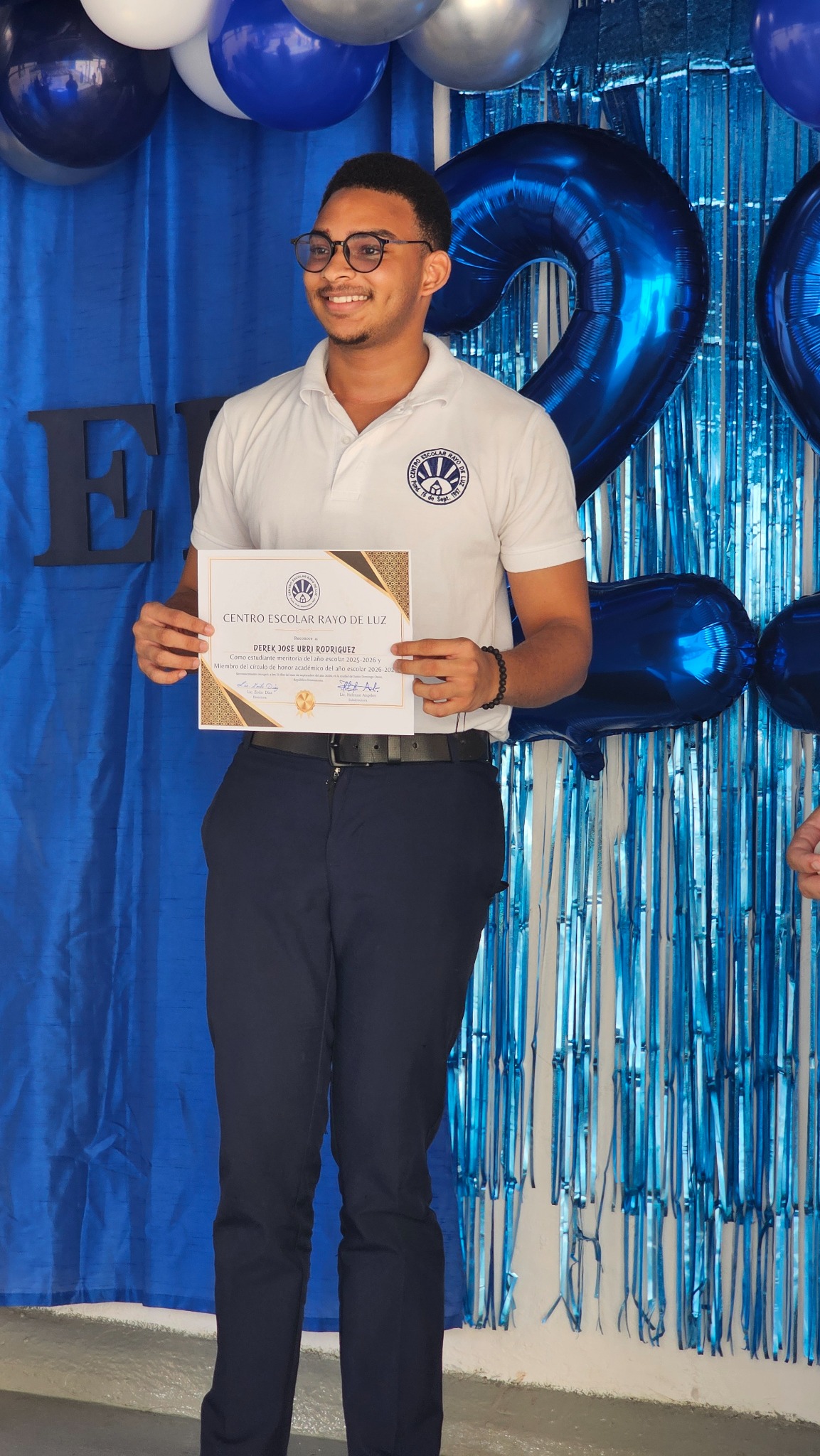 Derek José Ubri Rodríguez muestra su reconocimiento académico de CERLUZ