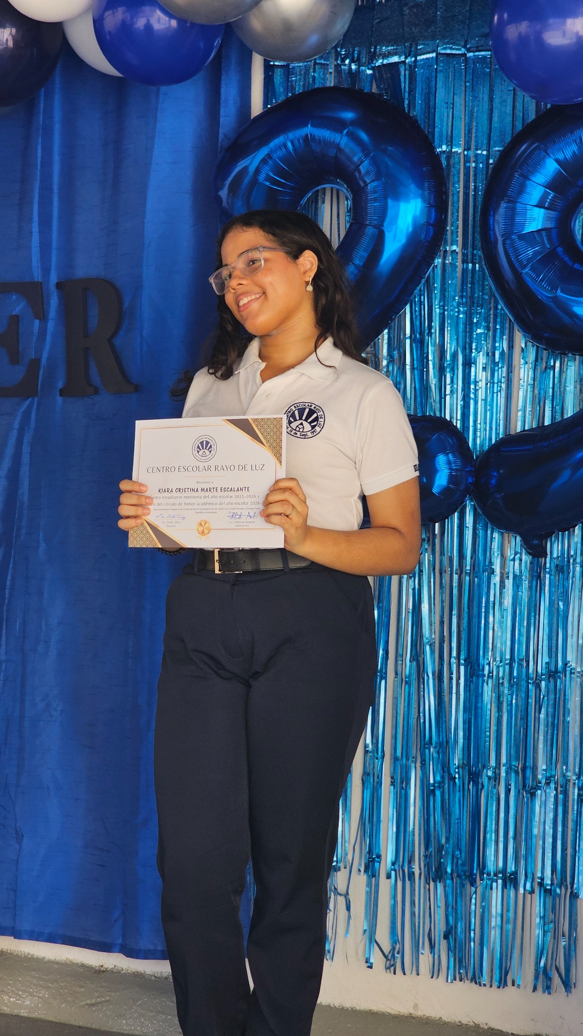 Kiara Cristina Marte Escalante muestra su reconocimiento académico de CERLUZ