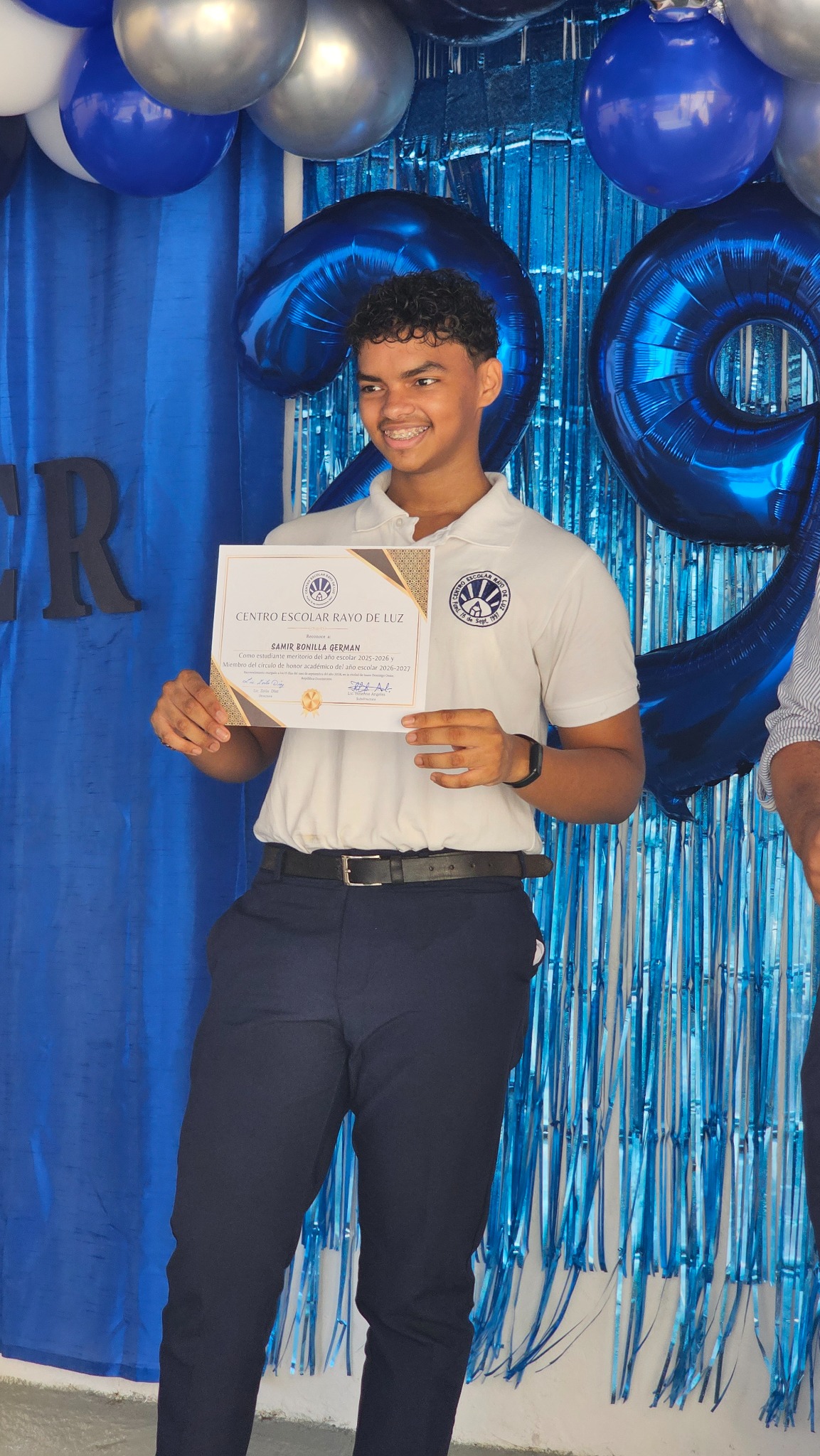Samir Bonilla Germán muestra su reconocimiento académico de CERLUZ