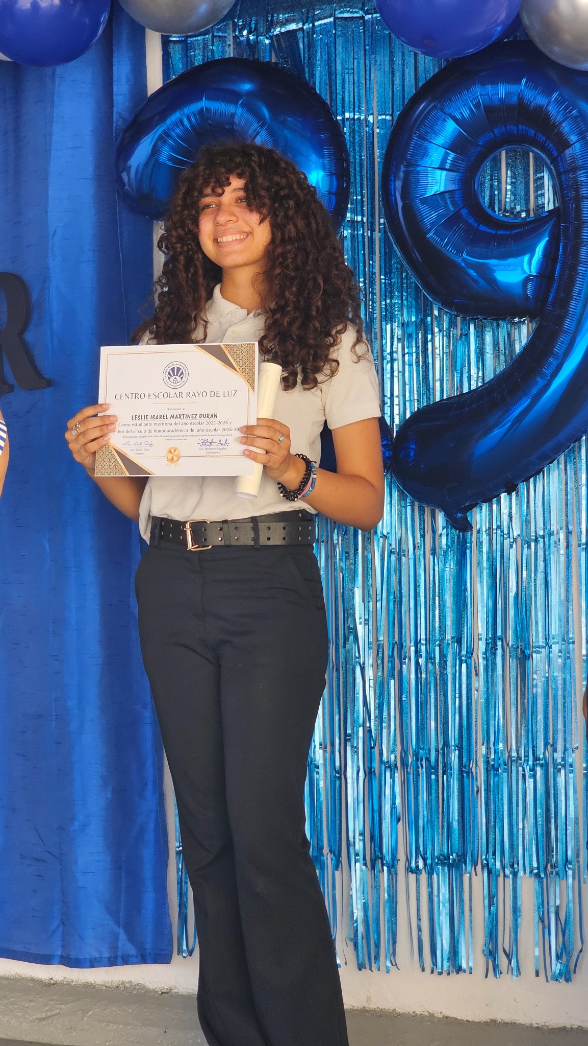 Leslie Isabel Martínez Durán muestra su reconocimiento académico de CERLUZ