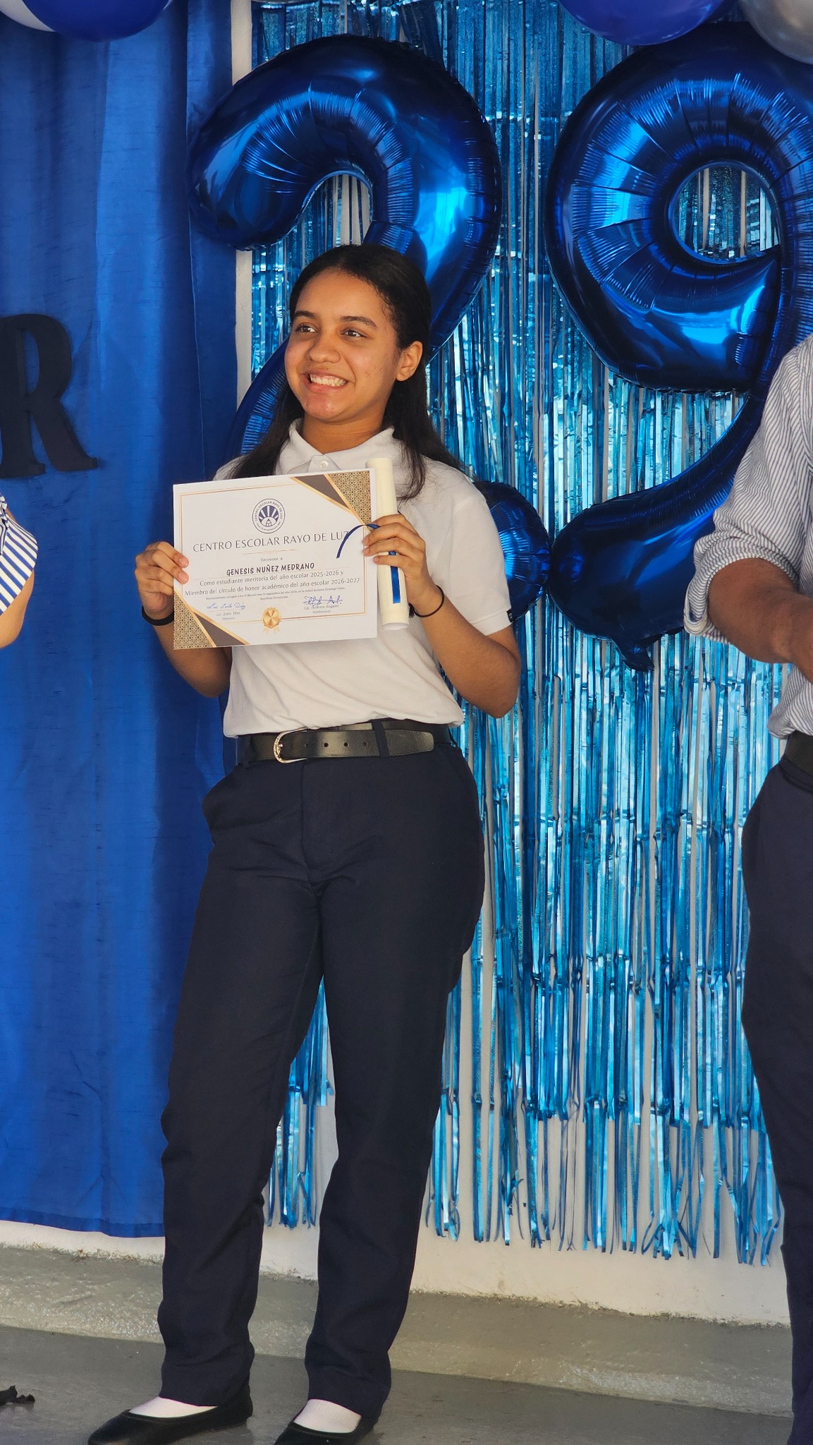 Génesis Núñez Medrano muestra su reconocimiento académico de CERLUZ