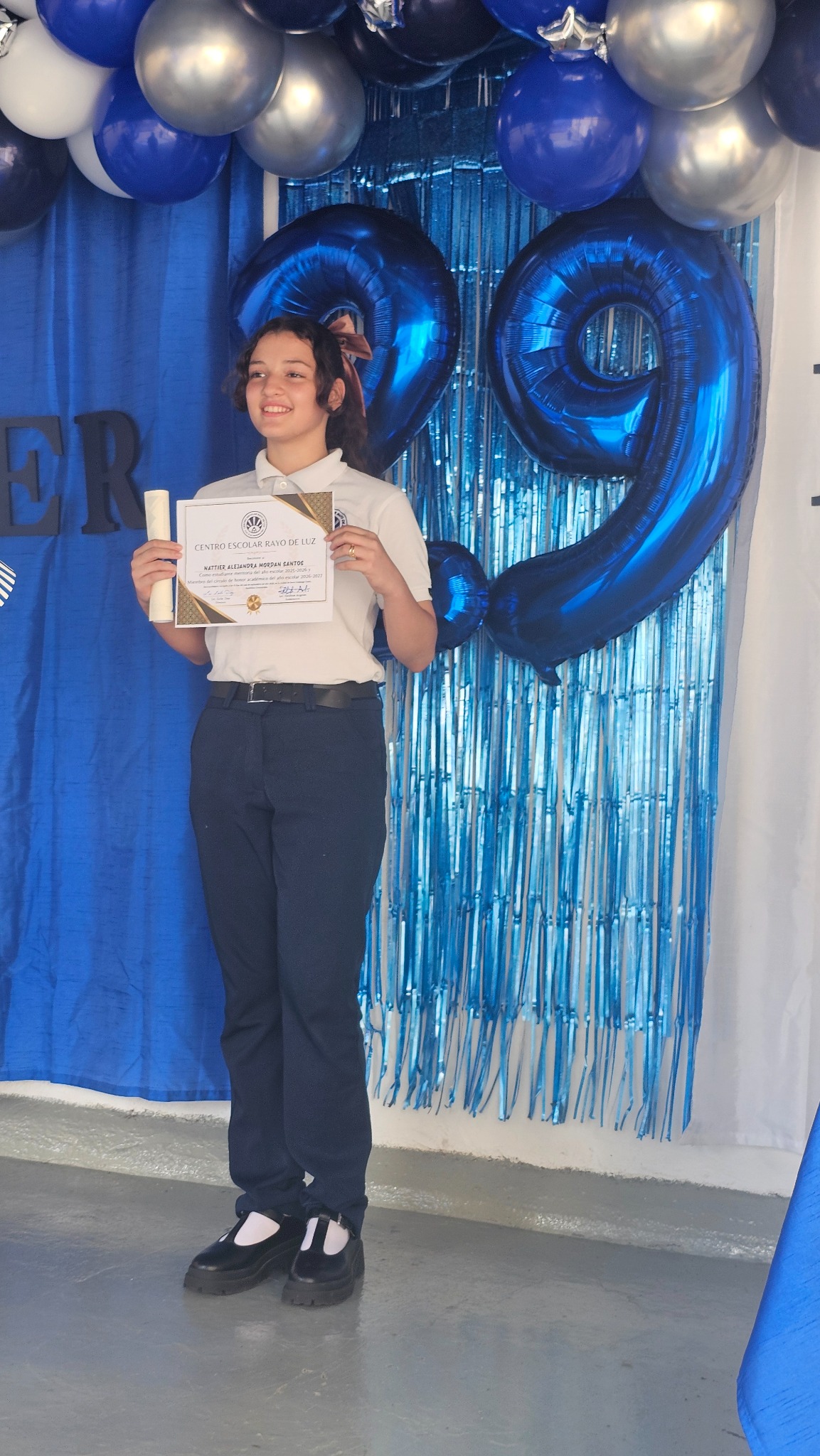 Nattier Alejandra Mordán Santos con su certificado