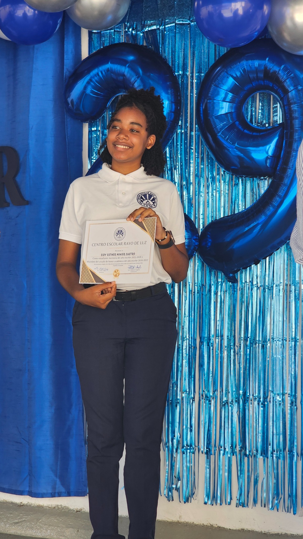 Eidy Esther Minier Castro muestra su reconocimiento académico de CERLUZ