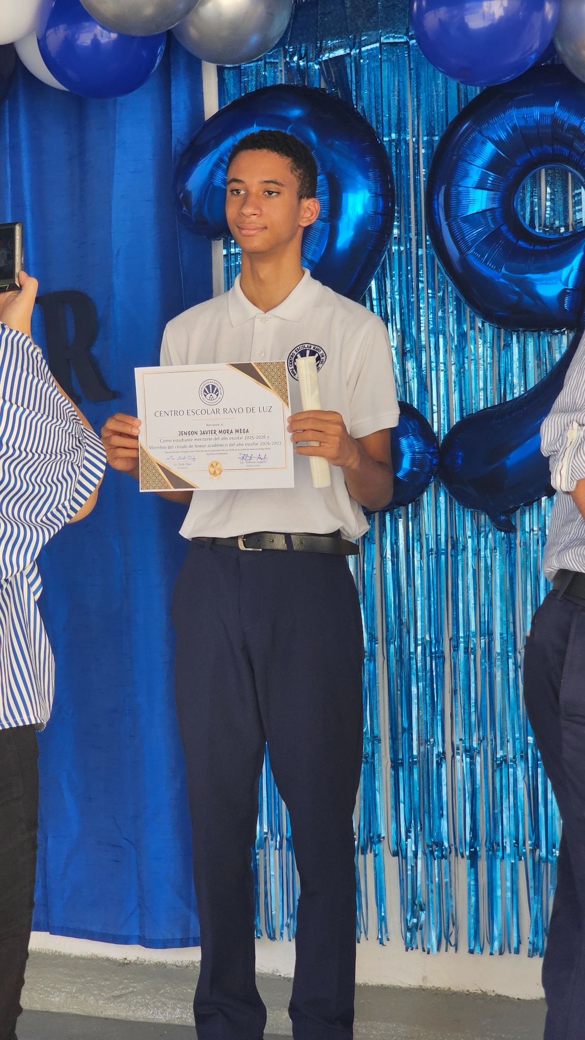 Jenson Javier Mora Mesa muestra su reconocimiento académico de CERLUZ
