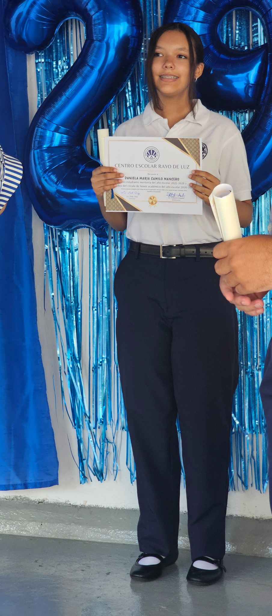 Daniela María Camilo Mancebo muestra su reconocimiento académico de CERLUZ