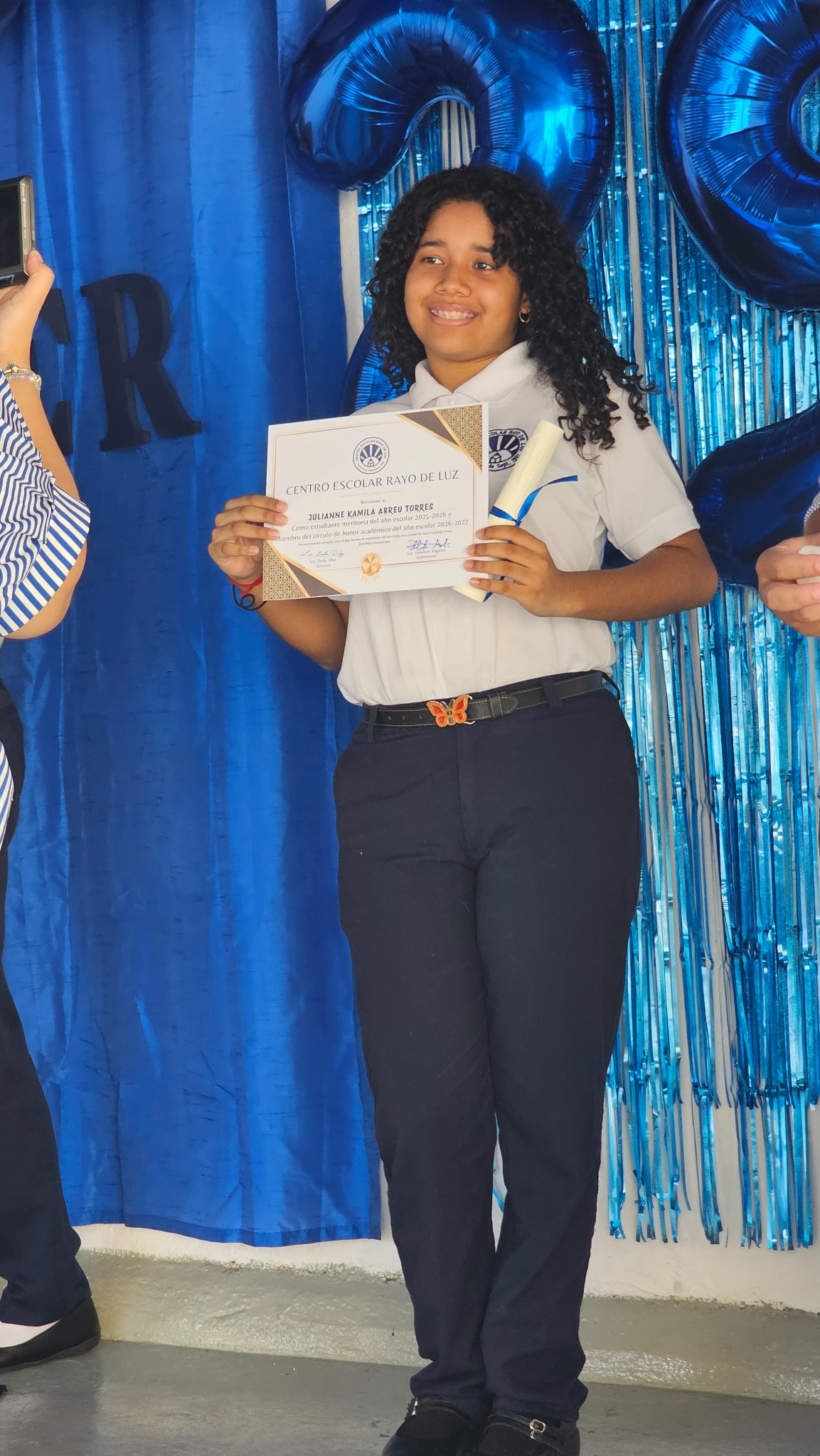 Julianne Kamila Abreu Torres muestra su reconocimiento académico de CERLUZ