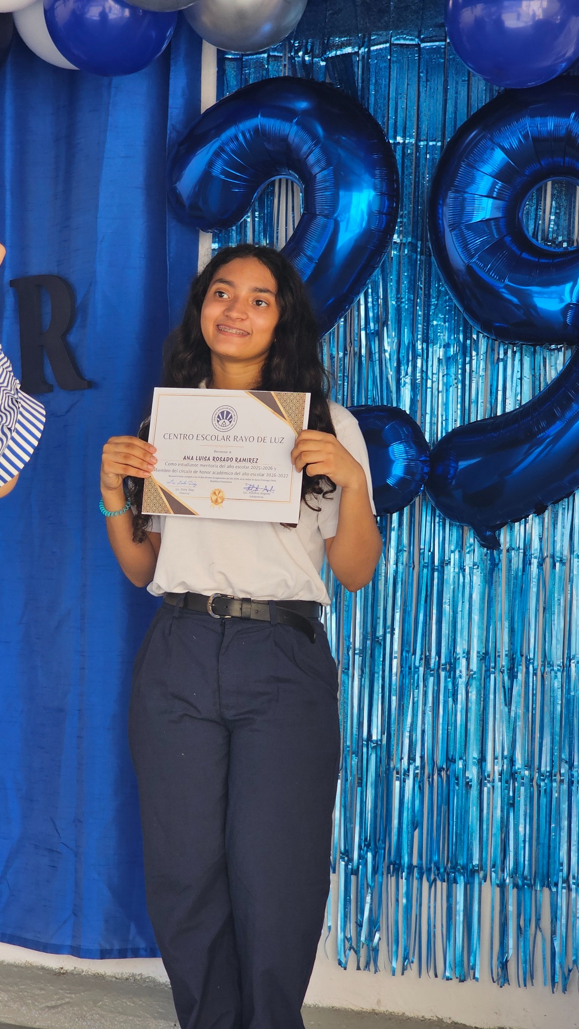 Ana Luisa Rosado Ramírez muestra su reconocimiento académico de CERLUZ