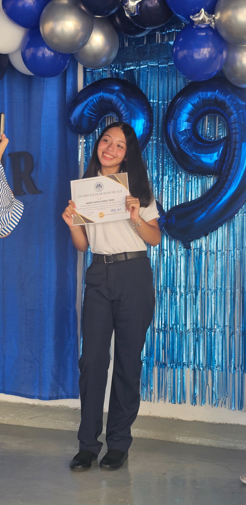 Sarahí Camila María Trejo con su certificado