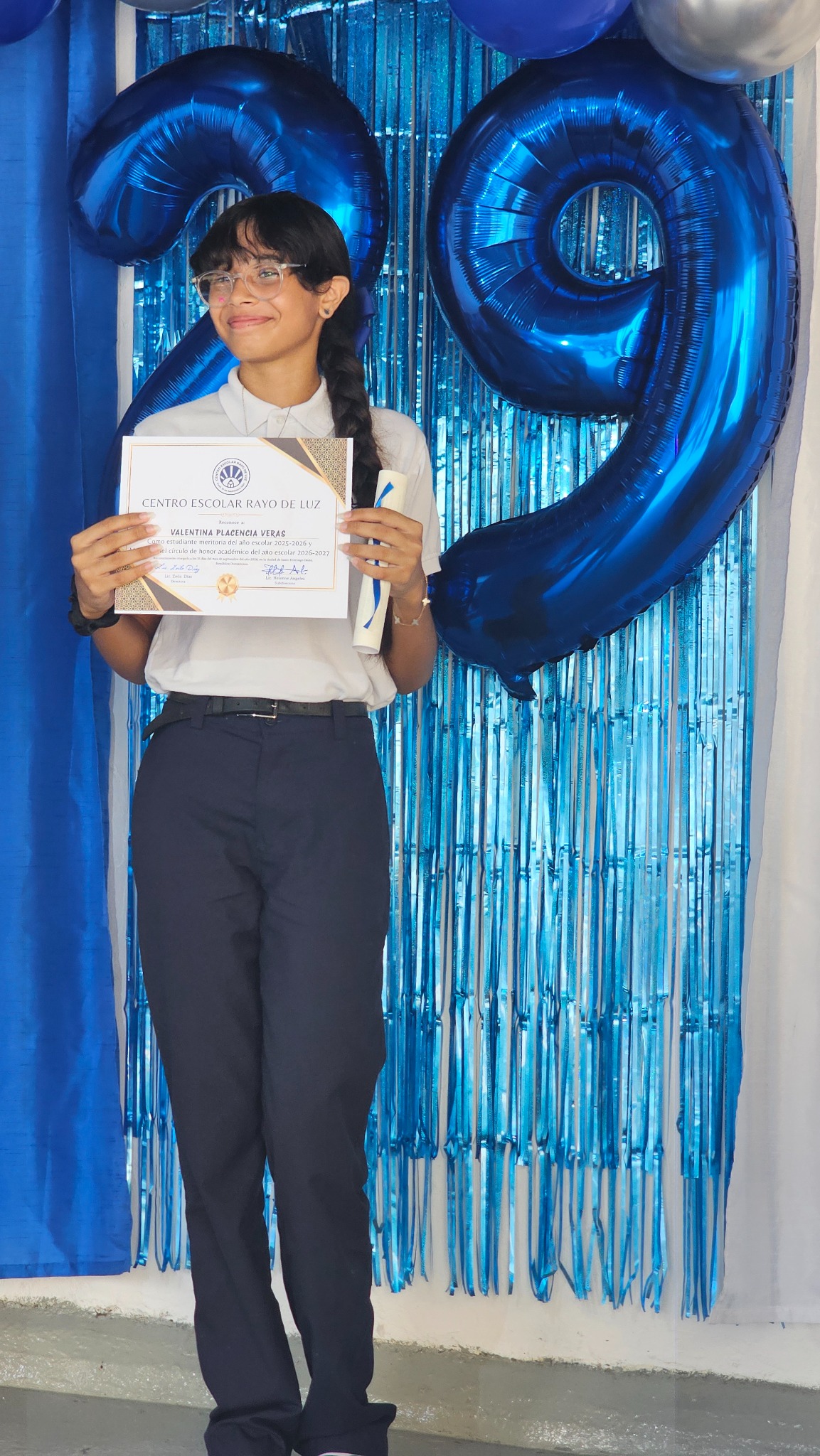 Valentina Placencia Veras con su certificado