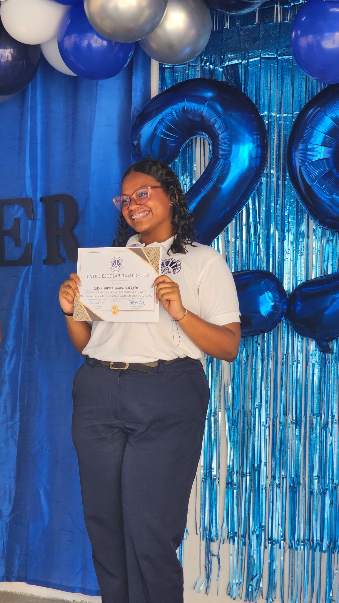 Sarah Sophia Guaba Liberato muestra su certificado del Círculo de Honor Académico CERLUZ