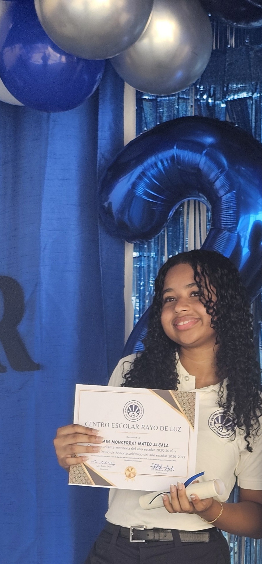 Jazmín Monserrat Mateo Alcalá muestra su certificado del Círculo de Honor Académico CERLUZ