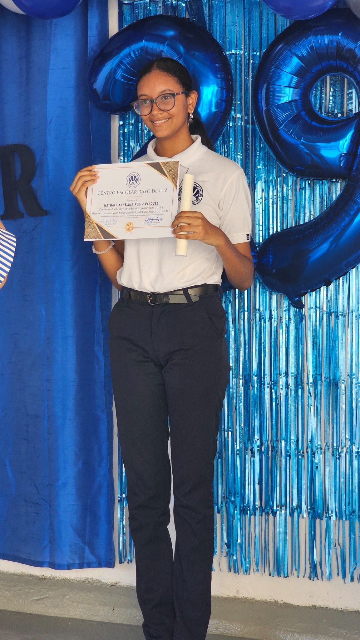Nathaly Angelina Pérez Vásquez muestra su certificado del Círculo de Honor Académico CERLUZ