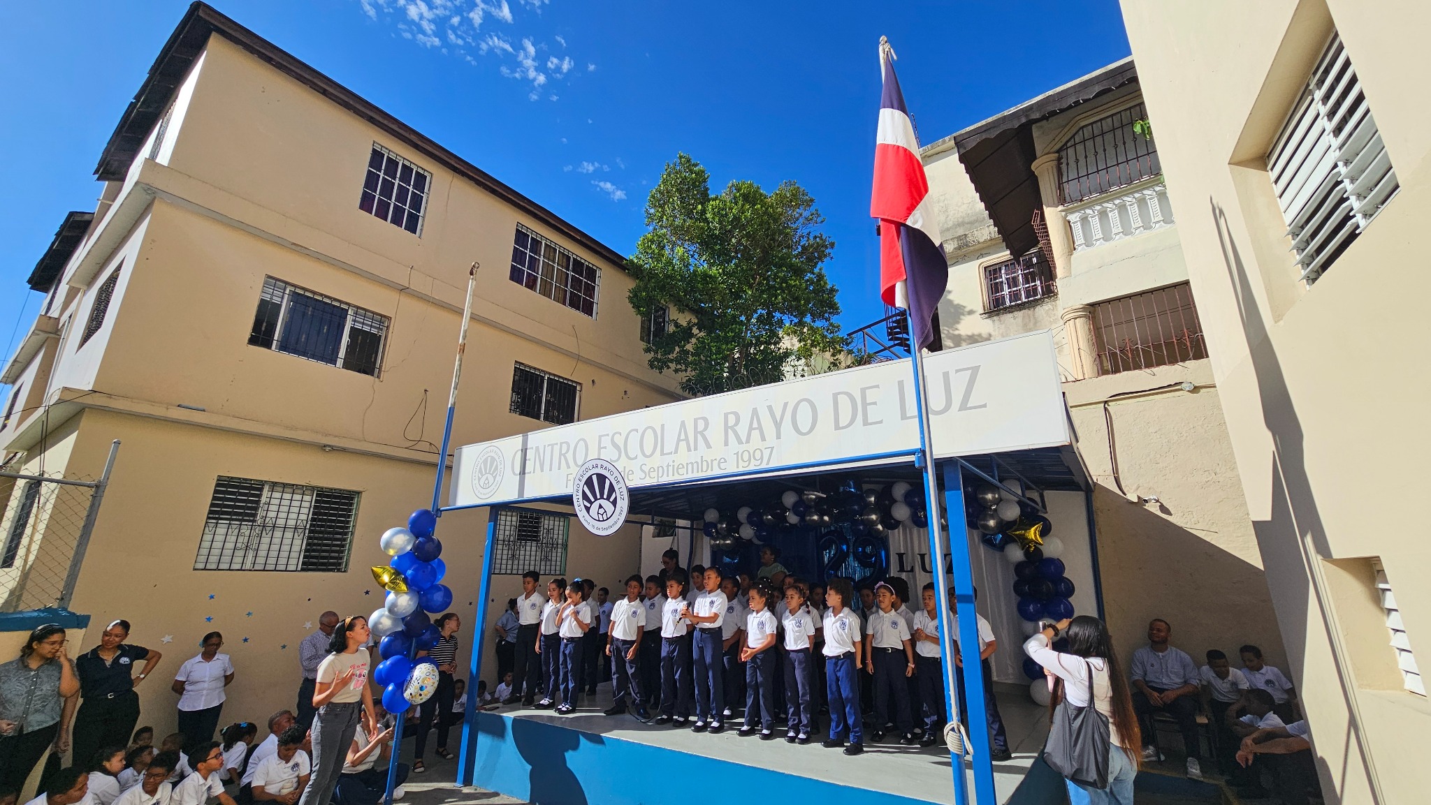 La comunidad CERLUZ celebra sus 29 años frente al colegio