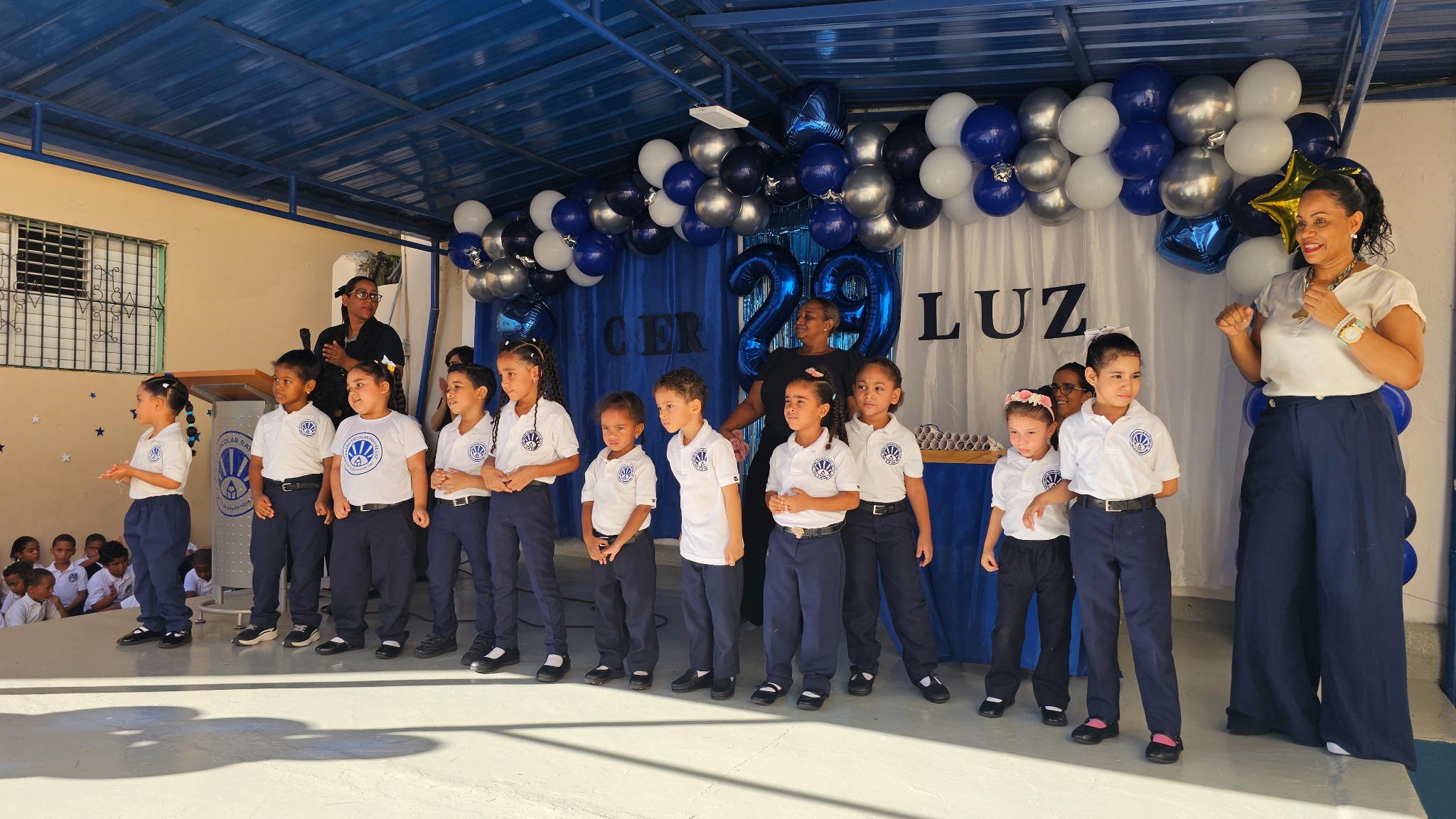 Niños y docentes participan en la celebración de los 29 años de CERLUZ