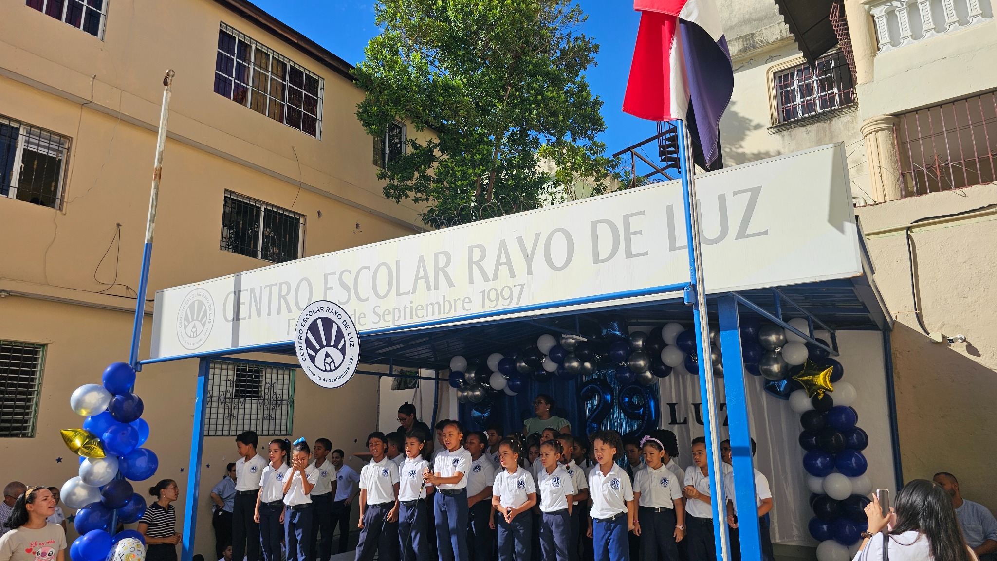 Estudiantes celebran el 29.º aniversario frente al Centro Escolar Rayo de Luz