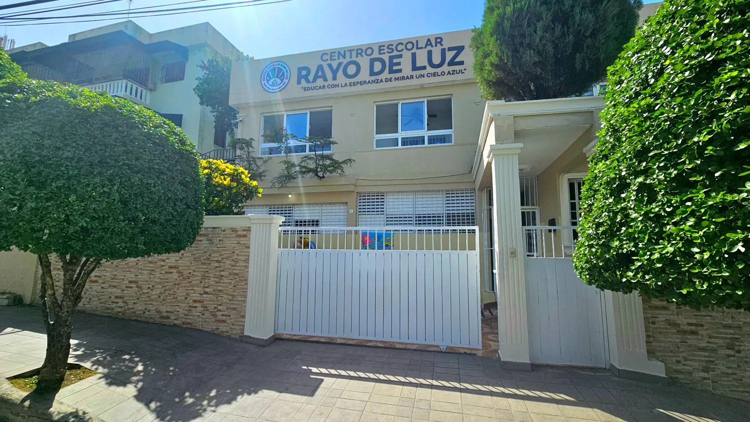 Fachada del Centro Escolar Rayo de Luz