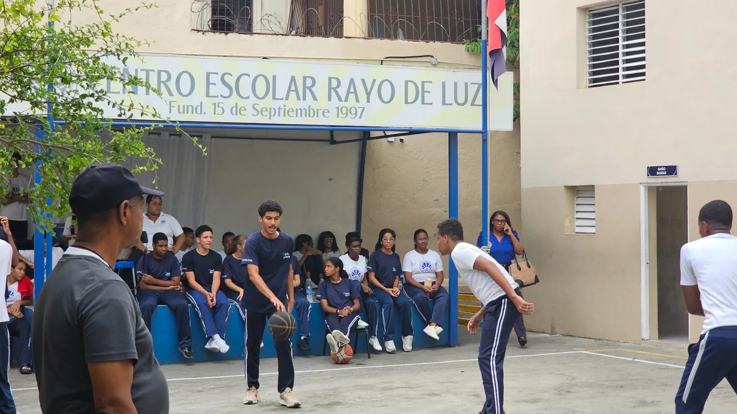 Estudiantes de CERLUZ durante una actividad deportiva