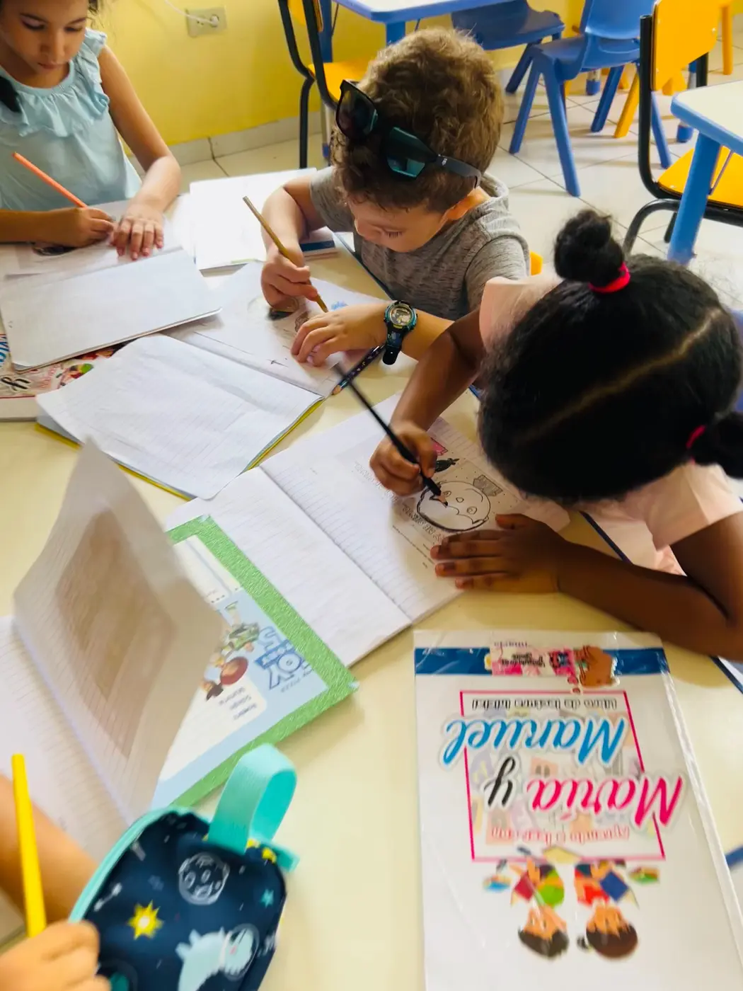 Estudiantes realizando sus tareas durante el programa de la tarde